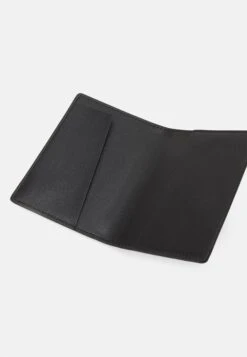 Anna Field Passport Case And Luggage Tag SetCustodia Per PassaportoBlack Donna Portafogli E Portachiavi AN651F04H-Q11 9 Anna Field Passport Case And Luggage Tag SetCustodia Per PassaportoBlack Donna Portafogli E Portachiavi AN651F04H-Q11 -Abbigliamento Femminile 6cebaff05c534c59aba96c1fb1c7ab54