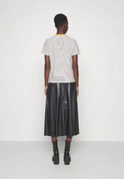 Anna Field T-Shirt Con StampaBlack/Off-White/Orange Donna T-shirt E Top AN621D19F-Q11 12 Anna Field T-Shirt Con StampaBlack/Off-White/Orange Donna T-shirt E Top AN621D19F-Q11 -Abbigliamento Femminile a30f4544ae0e45f9a4b36b7b97de7d19