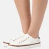 Wide Fit - Sneakers Basse - White -Abbigliamento Femminile b53ea4b9fe24466a908d2bc8ce5d998b