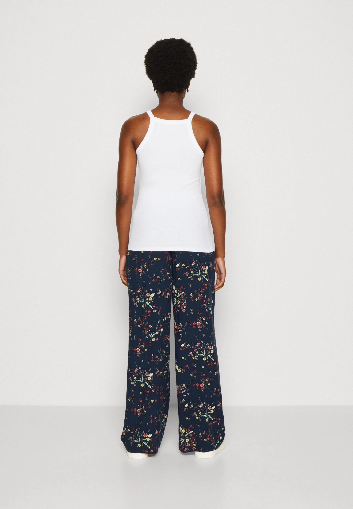 Anna Field 2 PackTopBlack/White Donna T-shirt E Top AN621D13P-Q13 5 Anna Field 2 PackTopBlack/White Donna T-shirt E Top AN621D13P-Q13 - immagine 3