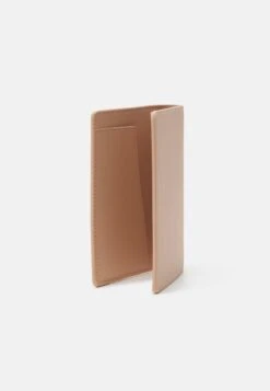 Anna Field Passport Case And Luggage Tag SetCustodia Per PassaportoPink Donna Portafogli E Portachiavi AN651F04H-J11 -Abbigliamento Femminile d079b8e17ea5479bb64b5ac0db05ed70