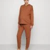 Tuta - Brown -Abbigliamento Femminile f85ac89e26154540b81126b1295dc806